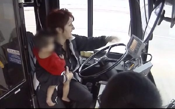 Roczny chłopiec błąkał się po ulicy w pieluszce. Uratowała go kobieta prowadząca autobus [WIDEO]