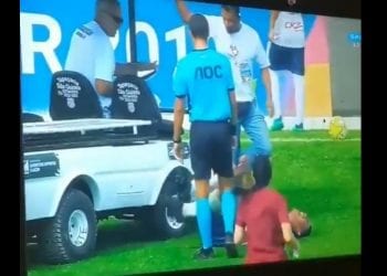 Mieli pomóc, a przejechali po stopie piłkarza [WIDEO]