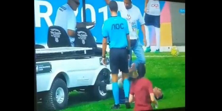 Mieli pomóc, a przejechali po stopie piłkarza [WIDEO]