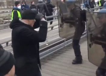 Bokser Christophe Dettinger zaatakował policję. Protest żółtych kamizelek