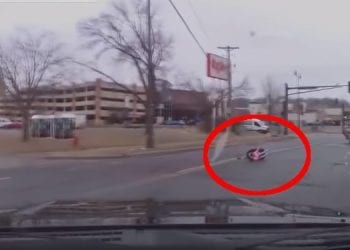 Dziecko w foteliku wypadło z samochodu [WIDEO]