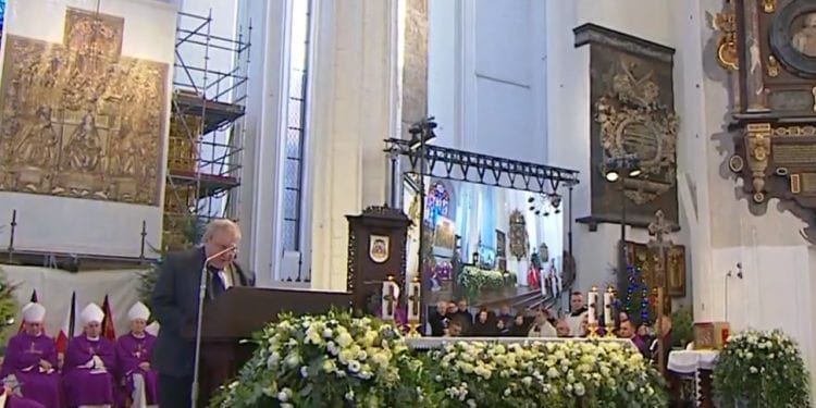 Pogrzeb Adamowicza. Hall o roli „tak zwanych mediów publicznych”