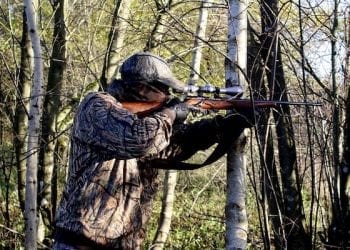 Tragedia podczas polowania. Myśliwy śmiertelnie postrzelił syna