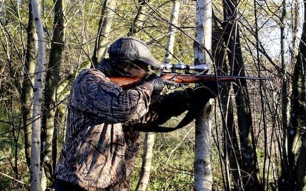 Tragedia podczas polowania. Myśliwy śmiertelnie postrzelił syna