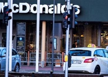 ANALIZA: Wbrew przewidywaniom, fast foody nie zyskały na zakazie handlu w niedziele