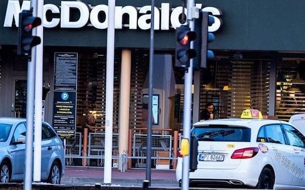 ANALIZA: Wbrew przewidywaniom, fast foody nie zyskały na zakazie handlu w niedziele