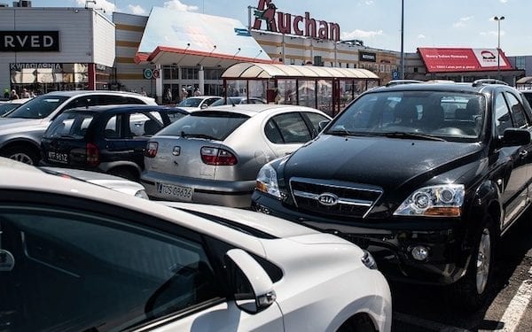 Informacje o klientach na wagę złota. Na przysklepowych parkingach dochodzi do łamania prawa?