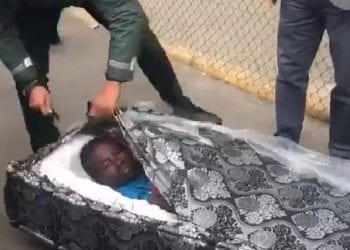 Imigranci ukryli się w materacach [WIDEO]