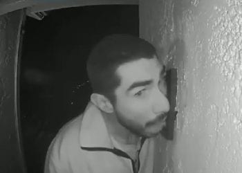 Trzy godziny… lizał domofon. Policja poszukuje mężczyznę