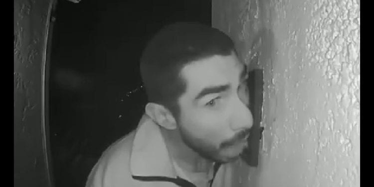 Trzy godziny… lizał domofon. Policja poszukuje mężczyznę