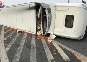 Mandarynki na krajowej „dwójce”. Nietypowa kolizja [FOTO]