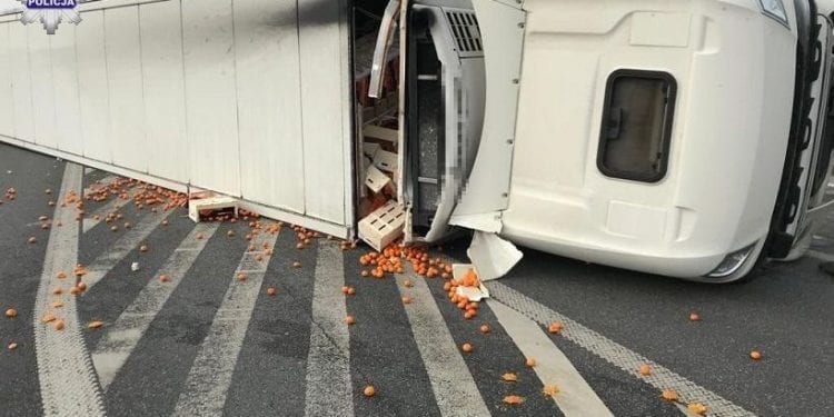 Mandarynki na krajowej „dwójce”. Nietypowa kolizja [FOTO]