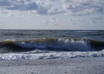 Morze wyrzuciło na brzeg urny z prochami
