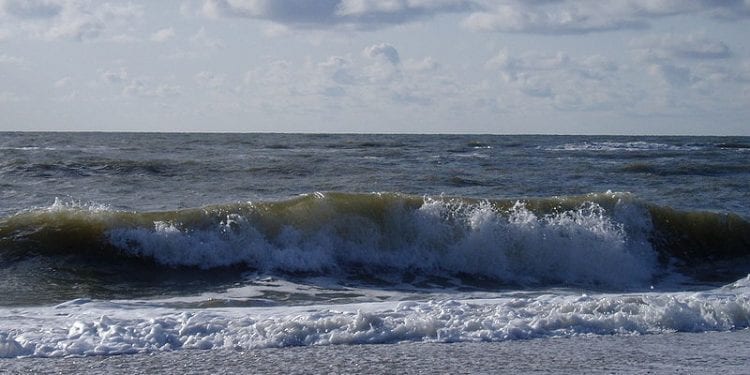 Morze wyrzuciło na brzeg urny z prochami