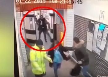 Londyn. Napastnik z siekierą w Tesco! Nagranie