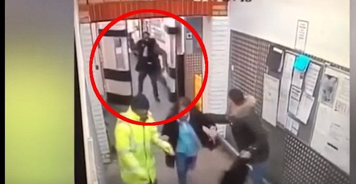 Londyn. Napastnik z siekierą w Tesco! Nagranie