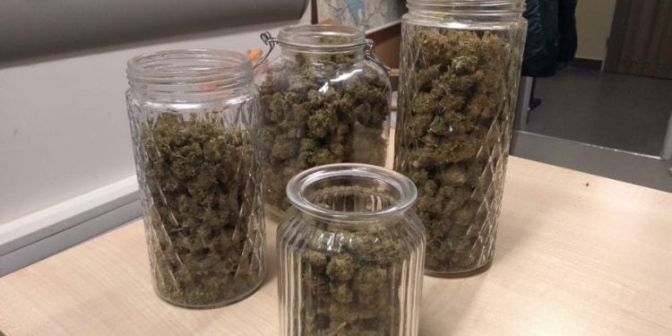 Tajne przejście przez szafę u fryzjera. W środku narkotyki