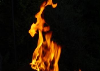 Koledzy oblali benzyną 15-latka i podpalili. Chcieli nagrać