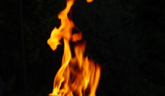 Koledzy oblali benzyną 15-latka i podpalili. Chcieli nagrać