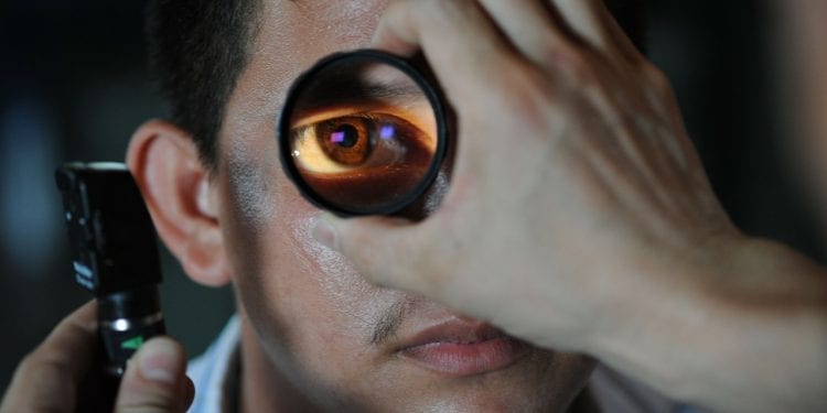 Liczba krótkowidzów drastycznie wzrasta. Ekspert wyjaśnia, kto jest zagrożony wadą