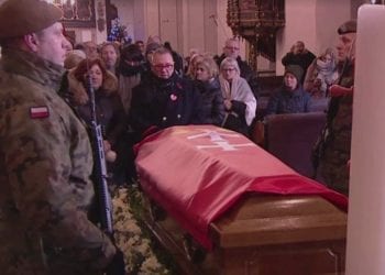 Jerzy Owsiak pożegnał Pawła Adamowicza. Stanął w kolejce