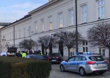 Incydent pod Pałacem Prezydenckim. Samochód wjechał w zaporę przed bramą