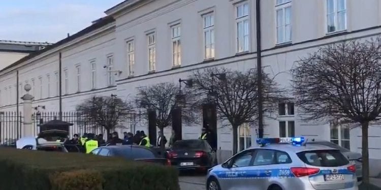 Incydent pod Pałacem Prezydenckim. Samochód wjechał w zaporę przed bramą
