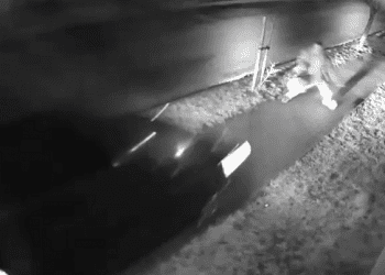 Stracił panowanie nad kierownicą. Tylko czujność uratowała pieszego przed śmiercią [WIDEO]