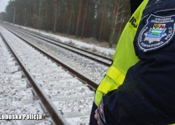 Policjanci ściągnęli z torów 72-latka. Chwilę później przejechał pociąg [FOTO]