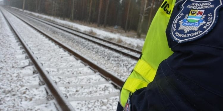Policjanci ściągnęli z torów 72-latka. Chwilę później przejechał pociąg [FOTO]