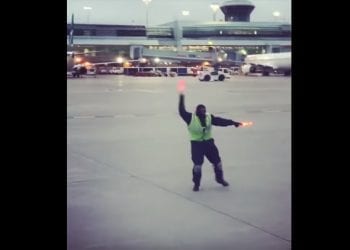 Naprowadza samoloty… tańcząc [WIDEO]