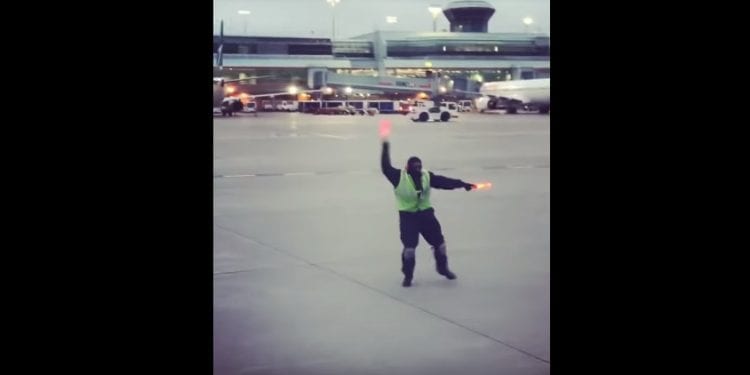 Naprowadza samoloty… tańcząc [WIDEO]