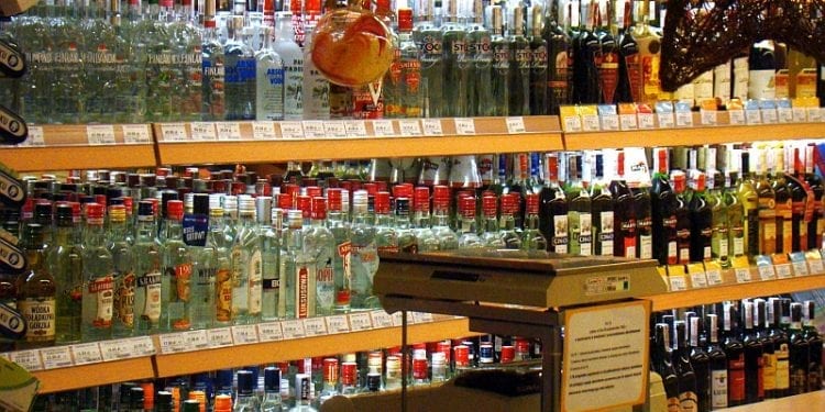 Włamał się do sklepu po alkohol. Miał 6 promili
