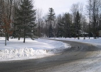 Brutalnie pobili 38-latka, bo jadąc samochodem ochlapał ich błotem