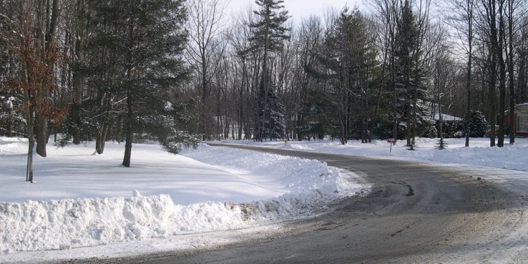 Brutalnie pobili 38-latka, bo jadąc samochodem ochlapał ich błotem
