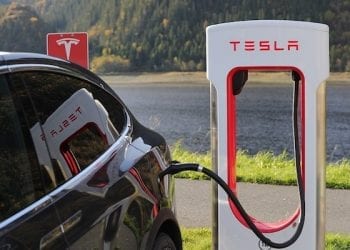 Tesla zakłada pierwszy serwis i salon w Polsce. Poszukiwani pracownicy
