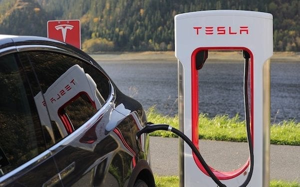 Tesla zakłada pierwszy serwis i salon w Polsce. Poszukiwani pracownicy