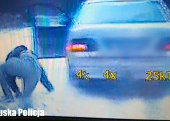 Wyskoczył z jadącego auta podczas policyjnego pościgu [FOTO+WIDEO]