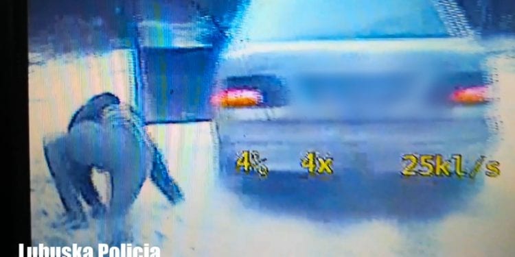 Wyskoczył z jadącego auta podczas policyjnego pościgu [FOTO+WIDEO]