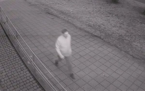 Zaatakował dziewczynkę na klatce schodowej. Policja opublikowała wizerunek i prosi o pomoc [WIDEO]