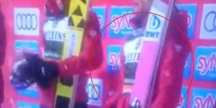 Hymn Polski w Oberstdorfie. Dawid Kubacki rozłożył ręce [WIDEO]