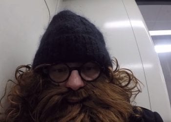 Mikołaj „Jaok” Janusz ze sztuczną brodą na demonstracji pod TVP