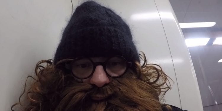 Mikołaj „Jaok” Janusz ze sztuczną brodą na demonstracji pod TVP