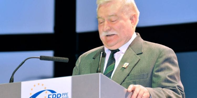Oburzające wpisy Wałęsy podczas pogrzebu Olszewskiego