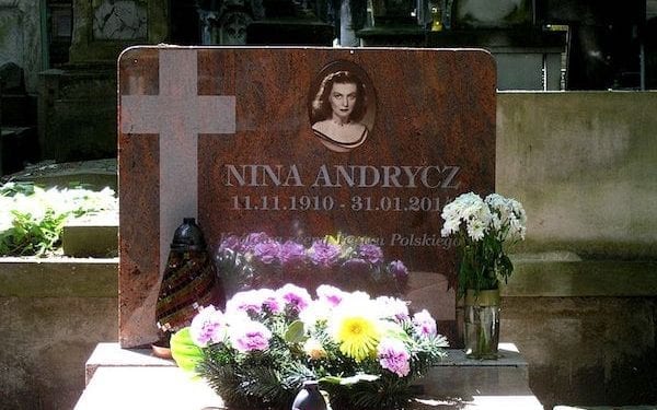 Grób polskiej aktorki okradziony. „Na złodziei nie ma siły”
