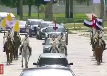 Papież Franciszek z historyczną wizytą na Półwyspie Arabskim. Niezwykle widowiskowe powitanie! [WIDEO]