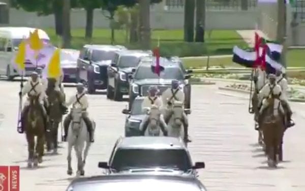 Papież Franciszek z historyczną wizytą na Półwyspie Arabskim. Niezwykle widowiskowe powitanie! [WIDEO]