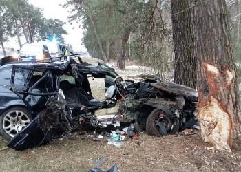 Pijany kierowca BMW uderzył w drzewo. Pasażer zginął na miejscu [FOTO]
