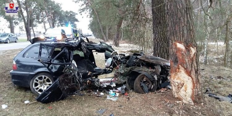 Pijany kierowca BMW uderzył w drzewo. Pasażer zginął na miejscu [FOTO]