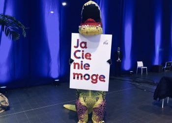 Na konwencji PiS pojawił się… dinozaur [FOTO]